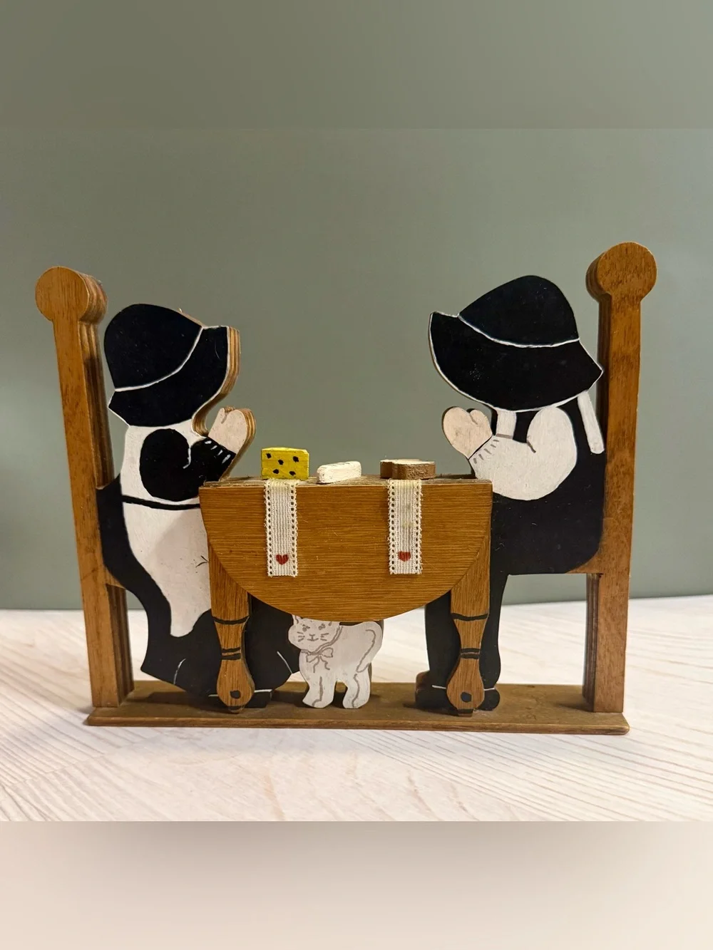 Vintage Wooden Folk Art Amish Couple Table Scene Figurine Decor